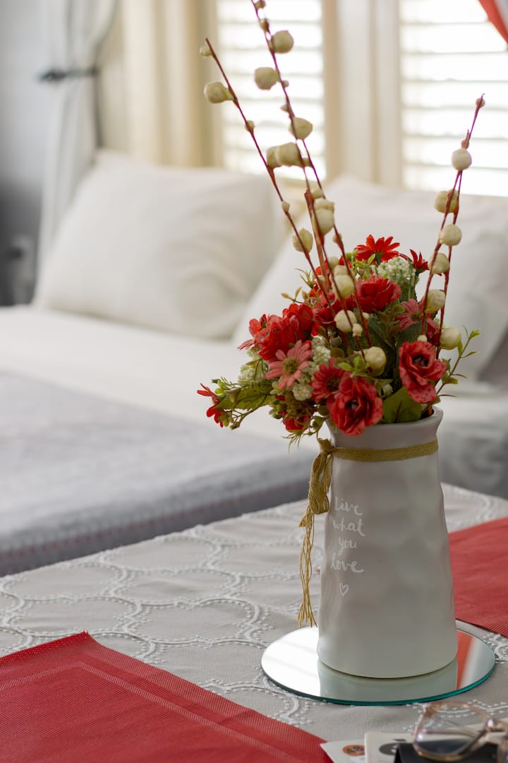 Warme florale Details im Apartment